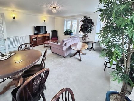 2 bedroom Flat To Let - Photo 2