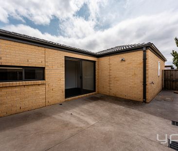 MOVE IN READY - STUNNING FAMILY HOME. - Photo 2