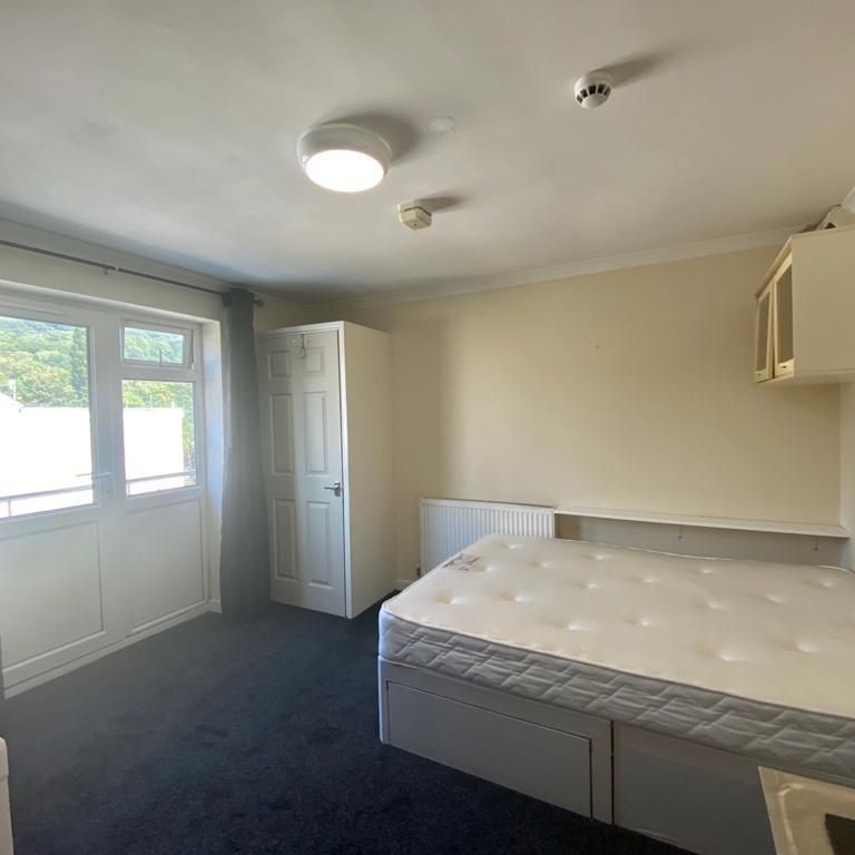 Studio For Rent Broadway, Pontypridd - Photo 1