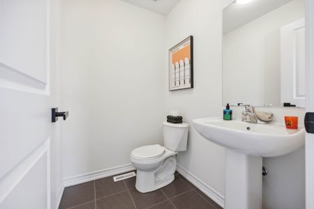 For Lease - 43 Griffith Street, Aurora, Ontario - Photo 3