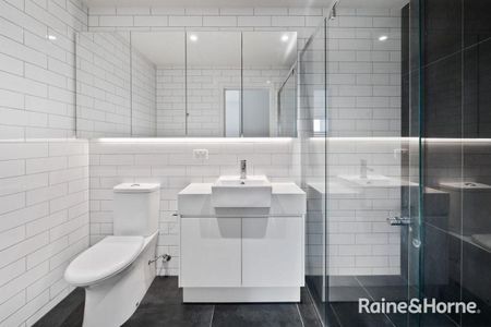 Top-Floor Luxury Unit with Ducted Air Conditioning - Photo 5