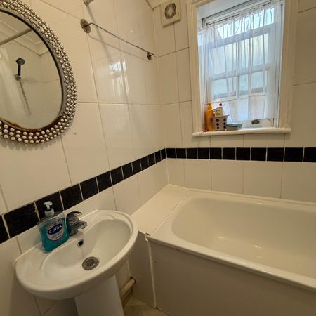 Medium size bedroom close to ilford station £750 pcm - Photo 4