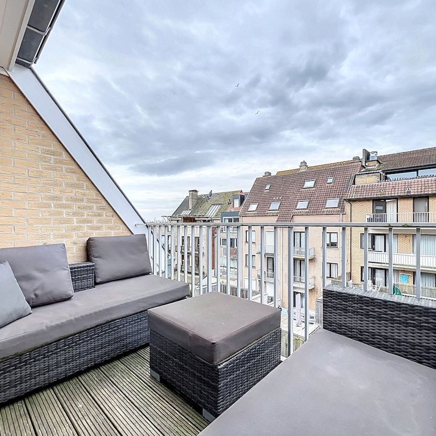 Ruim duplex dakappartement met twee slaapkamers, centraal gelegen. - Foto 1