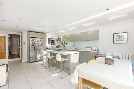 A beautifully presented, spacious 4-bedroom family home for rent in the sought-after Nightingale Triangle, SW12. - Photo 5