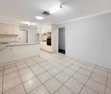 Cosy Three Bedroom Home - Photo 4