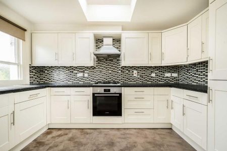 3 bedroom flat to rent - Photo 5