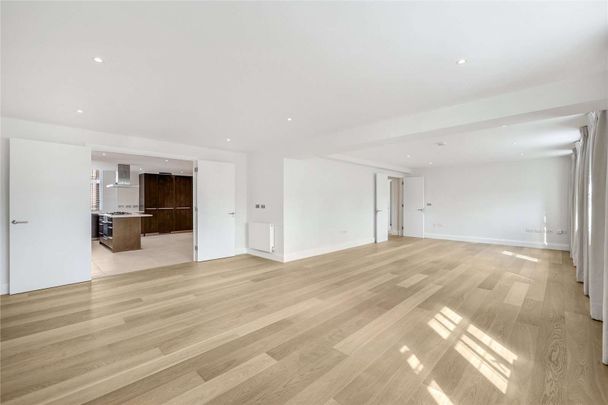 Bright three bed lateral apartment overlooking Cadogan Place Gardens - Photo 1