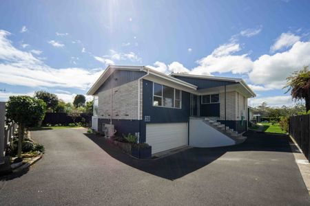 Beautifully Presented Home in Chartwell - Photo 2