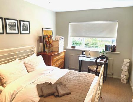 Spacious, quiet room in North London (N4) with excellent transport links - Photo 4