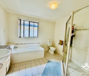 Spacious Townhouse with Lakes Views - Photo 5