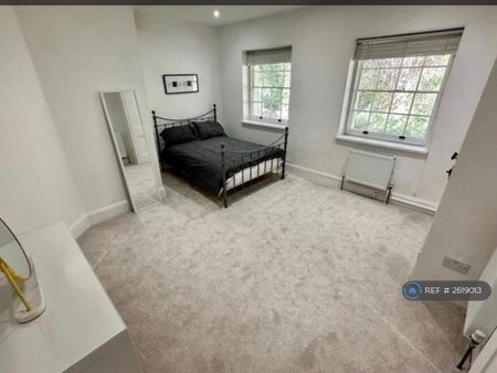 3 bedroom flat to rent - Photo 4