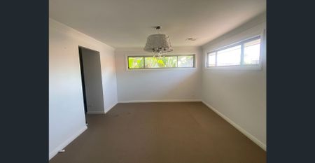 Contemporary 5-Bedroom Family Home with Open-Plan Living - Photo 3