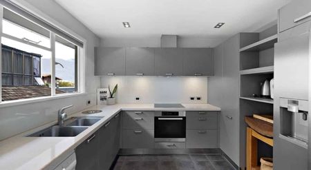 Flexible Home with Two 2-Bed Flats and Pano Views - Photo 2