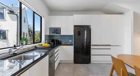 Four-Level End Terrace, Double Garage, City Vi... - Photo 4