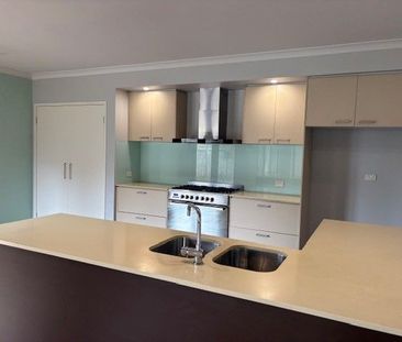 Modern Coastal Living in the Heart of Torquay! - Photo 5