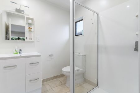 Perfect for Families or Professionals Seeking Modern Comfort 3 bedrooms house in a Prime Location - Photo 2