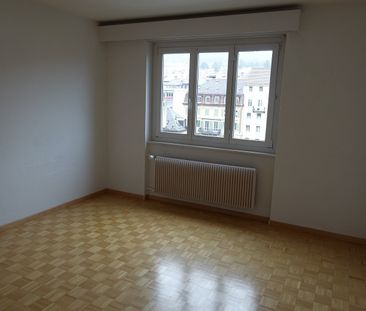 Rent a 4 rooms apartment in La Chaux-de-Fonds - Foto 2