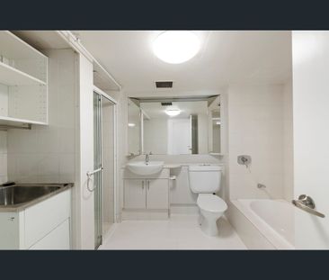 2/57 Lambert Street, Kangaroo Point, Qld 4169 - Photo 3