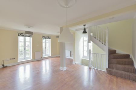 3 bedroom mews to rent - Photo 4