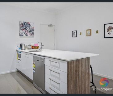 Modern and Spacious 2 bedroom Unit - Photo 5