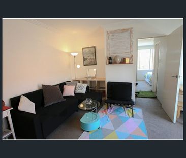 Sun-filled and north facing top floor apartment - Photo 1