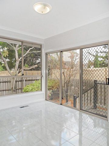 2/33 First Avenue, Strathmore VIC 3041 - Photo 3