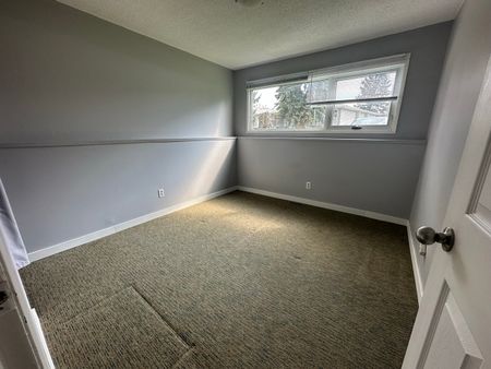 Beautiful Townhouses In Highland Green! - Photo 3