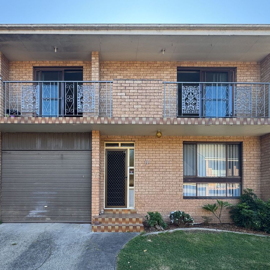 Impeccably presented comes this beautiful, easy to maintain and private townhouse offering unrivalled size and extremely practical layout. - Photo 1