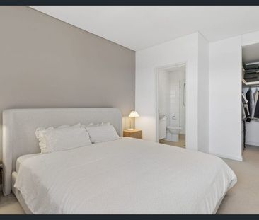 Top-Floor Sophistication - Fully Furnished 2-Bed 2-Bath 2-Park Luxury - Photo 4