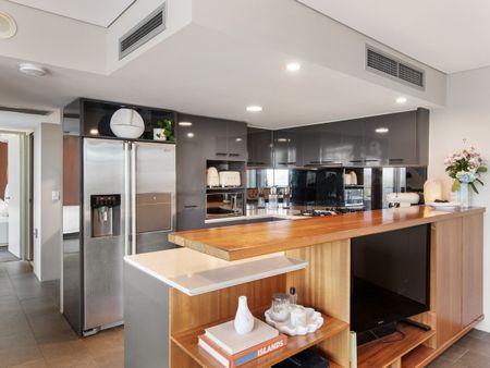Stunning Three-Bedroom Apartment with Generous Floor Plan in Vibrant Kangaroo Point - Photo 5