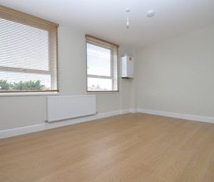 2 Bedrooms Flat to rent in Eastwood Close, South Woodford E18 | £ 335 - Photo 1