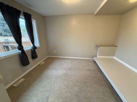 Rutland Bright 1 Bedroom + Den In-law Suite – Available December 1 - Photo 3