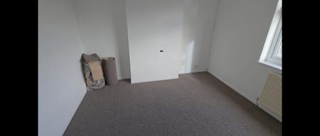 4 bedroom semi-detached house to rent - Photo 5