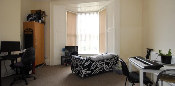 Woodland Tce Flat 1, Plymouth - Photo 2