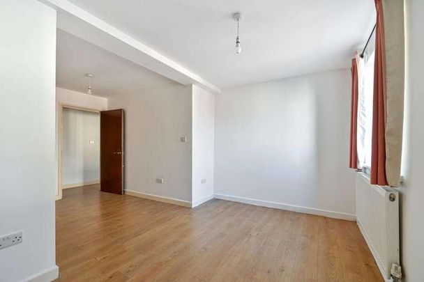 Woking, Surrey, Woking, GU21 - Photo 1