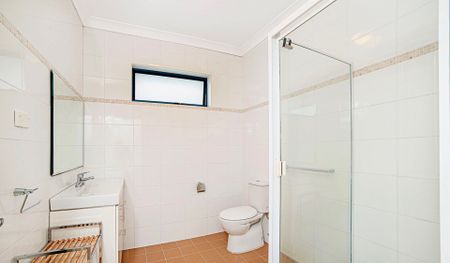 Stunning Top Floor Pet Friendly Apartment - Photo 5