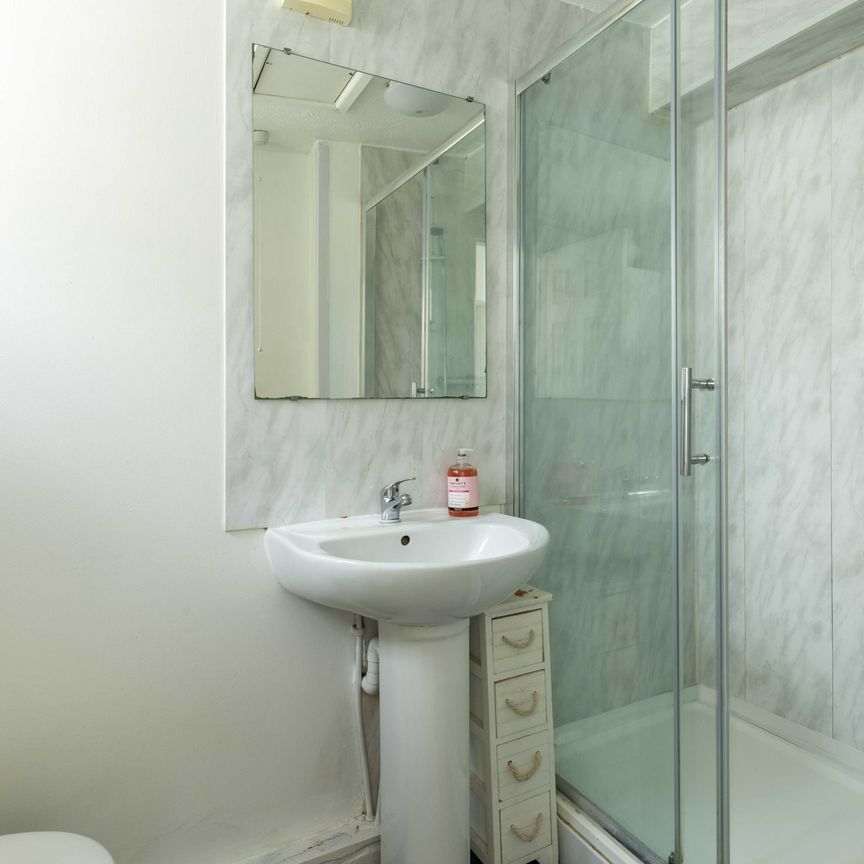Room 3 - Photo 1