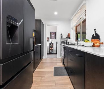 MODERN 3 BEDROOM HOME! - Photo 6