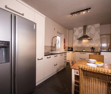 4 bedroom end of terrace house to rent - Photo 3