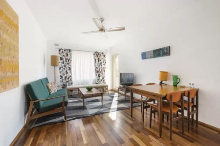 Two bedroom apartment in quiet street - Photo 2