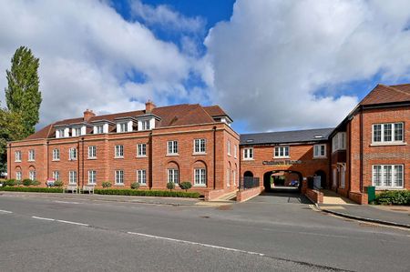 An immaculate two bedroom, first floor apartment which is part of Chiltern Place, a retirement development designed exclusively for the over 70s. - Photo 2