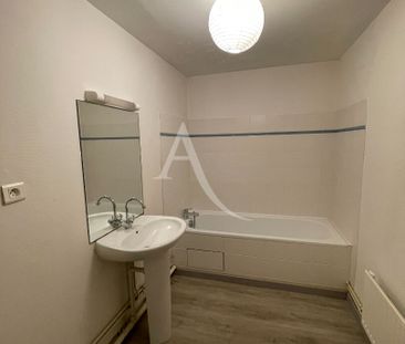 Location Appartement 4 pièces 100m² FONTENAY LE COMTE 85200 - Photo 5