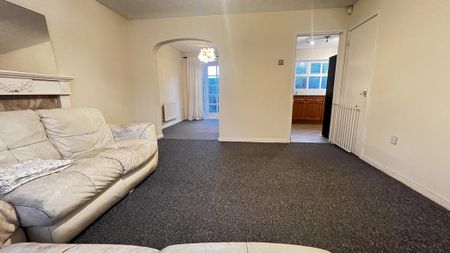 4 bedroom semi-detached house to rent - Photo 2