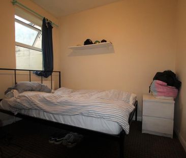 5 bedroom semi-detached house to rent - Photo 2