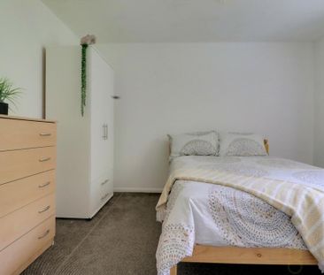 4 bedroom end of terrace house to rent - Photo 3