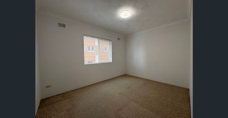 Large Two Bedroom Apartment - Photo 2