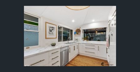 A home full of Character - Photo 2