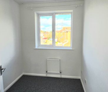 3 bedroom semi-detached to let - Photo 3