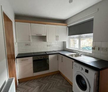 Partly Furnished 2 Bedroom Terrace - Photo 5