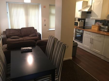 5 Bed Semi-Detached House, Mornington Crescent, M14 - Photo 2